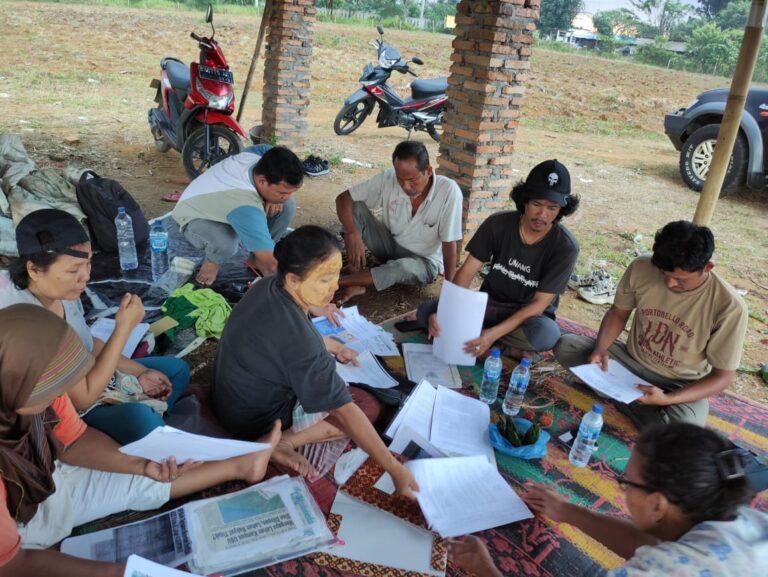 Tim Rumah Gerakan Penrad Siagian Kunjungi Lahan Petani Diserobot Pengembang