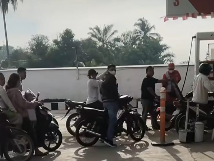 Beli BBM di SPBU 1421123 Perdagangan Antri Panjang, Subuh Jual ke Jeregen