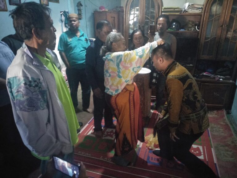 Benny Gusman Sinaga Diberi Hiou Pamotting Tanda Doa Restu dari Tiga Runggu