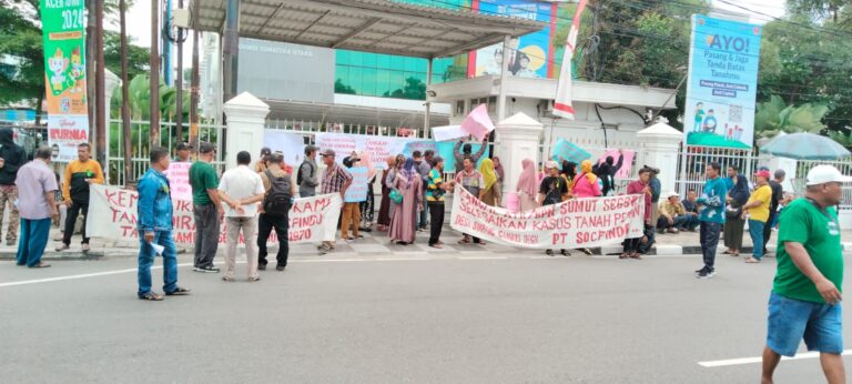 Petani Desa Simpang Gambus Aksi Desak Batalkan HGU PT Socfindo Tanah Gambus di Kanwil ATR/BPN Sumut