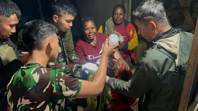 Satgas Yonif Raider 323/Buaya Putih Kostrad Gelar Pengobatan Gratis