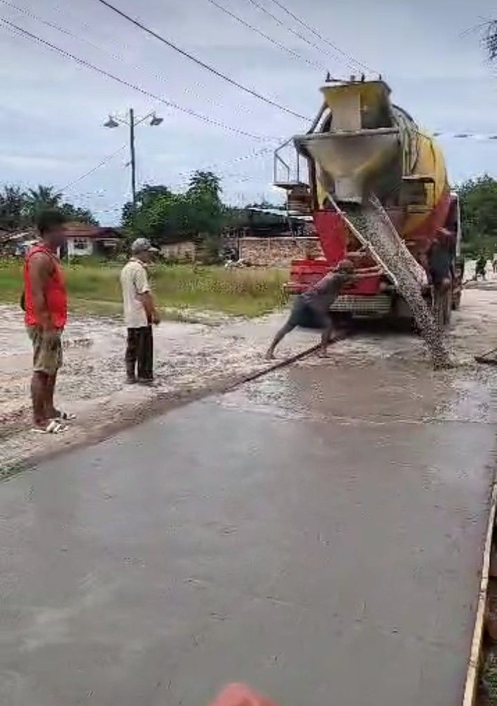 Pangulu Perdagangan II Perbaiki Jalan Desa Dengan Uang Pribadi