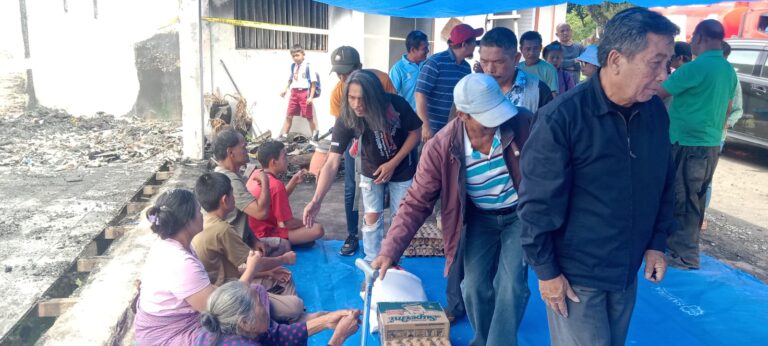 Tim Relawan Anton-Benny Bantu Korban Kebakaran di Nagori Sibaganding