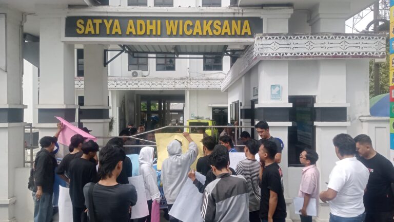 Apara Aksi di Kejari Desak Tangkap Kadis DPMN Sarimuda Purba