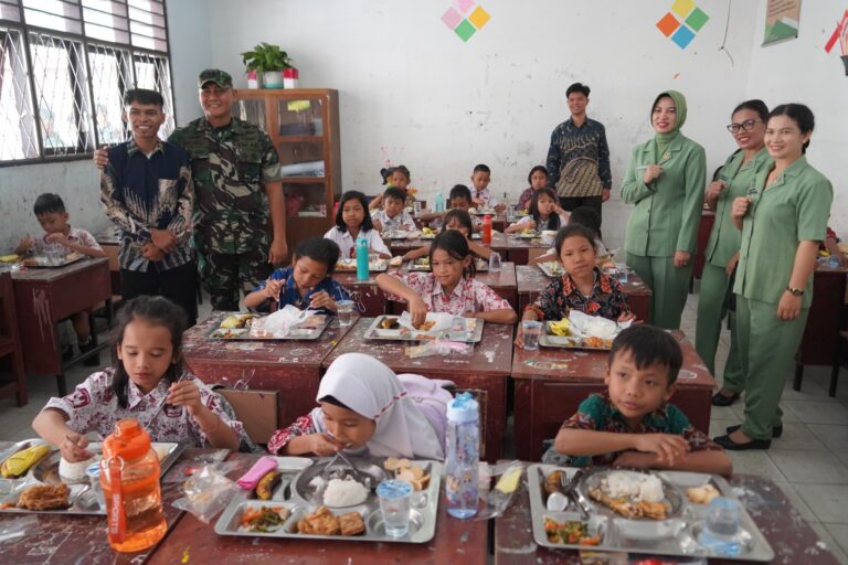 Korem 022/PT Gelar Makan Sehat Bergiji Di SD Negeri 122345 Pematangsiantar
