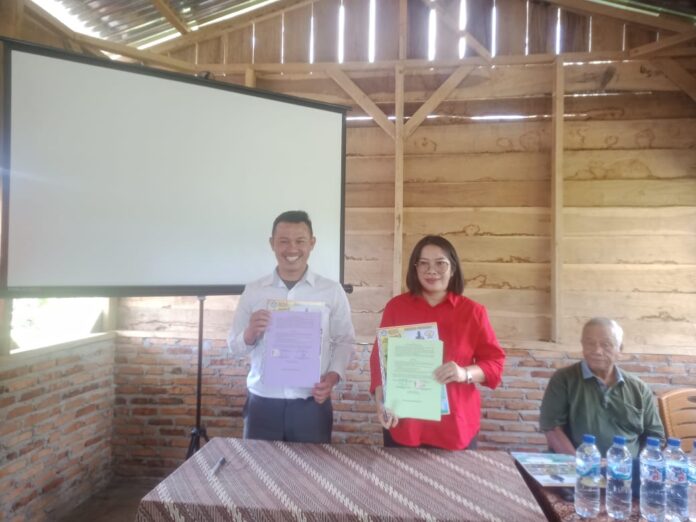 keterangan Foto: Pemerintahan Desa Darwin A Sinurat S.Kom, MM dan Dekan Universitas Simalugun (USI) fakultas pertanian Dr. Roeskani Sinaga, SP., M.Si menunjukan Nota Kesepakatan Perjanjian Kerja Sama.