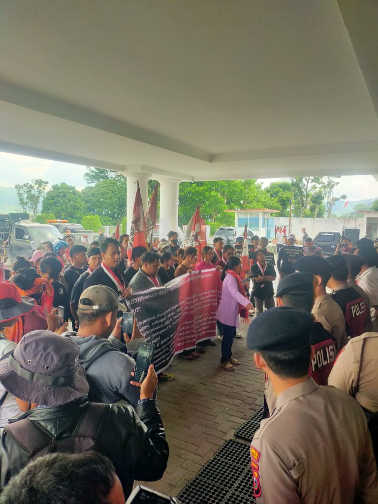 Masyarakat Adat dan Mahasiswa Korban Intimidasi TPL Demonstrasi di Gedung DPRD dan Bupati Tapanuli Utara