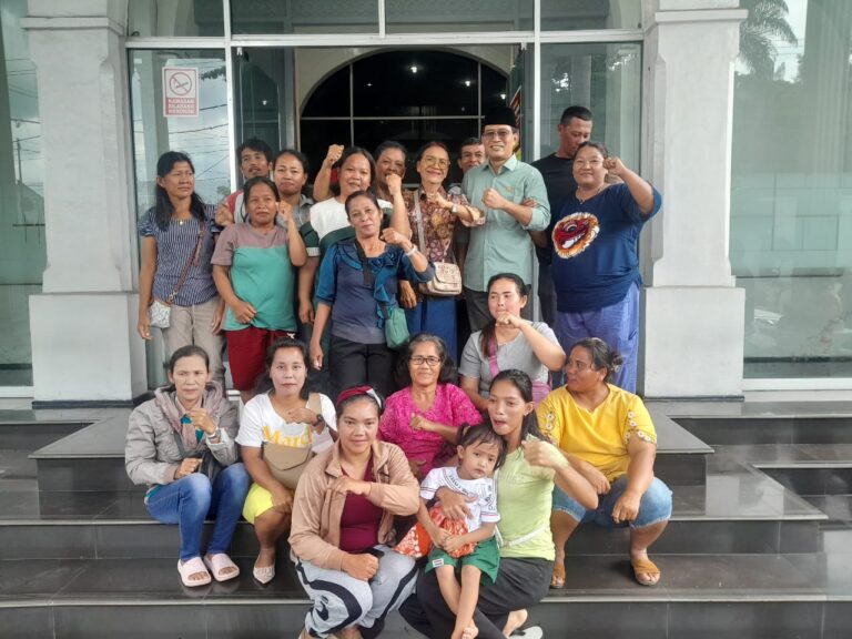 DPD RI Penrad Siagian Kunjungi Warga Futasi Kampung Baru Gurilla, Tegaskan Konflik Akan Berakhir