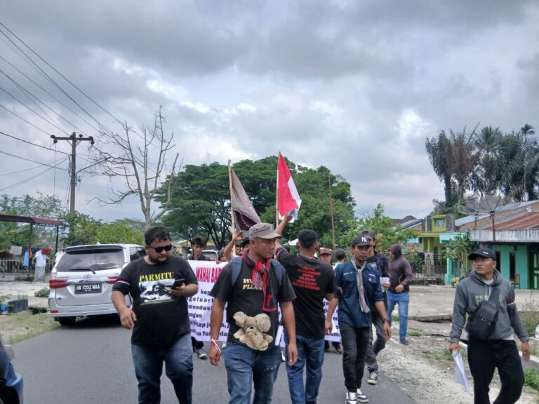 Massa Simalungun Bergerak, Anggota DPD Penrad Siagian Tuntut PTPN IV Tak Ubah Kebun Teh Jadi Sawit