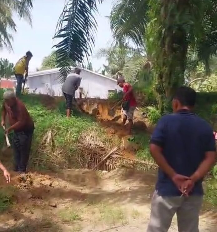 Kelompok Tani Tanah Perjuangan Desa Simpang Gambus (KTTPDSG), Kecamatan Limapuluh, Kabupaten Batu Bara, aksi penguasaan tanah milik mereka di Desa Simpang Gambus