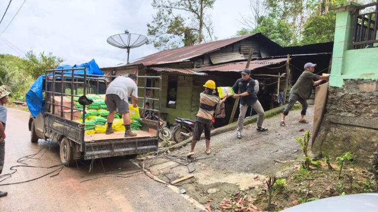 Akses Terputus Ke Sitahuis, Anggotanya DPD RI Pdt.Penrad Siagian Salurkan Bantuan Lewat Titik Terdekat