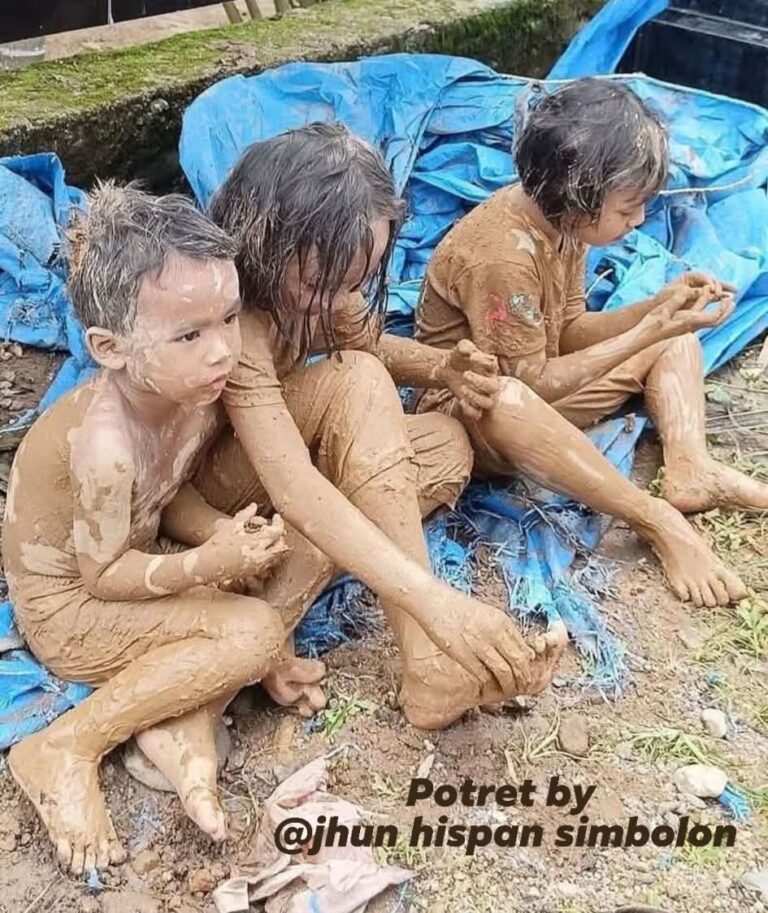 Tiga Anak Kecil Menggigil, Namun Selamat