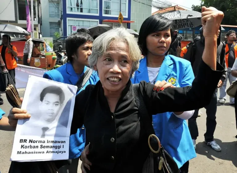 Aksi Kamisan ke-900: Sumarsih setia berdiri di depan Istana Negara, mencari pembunuh anaknya