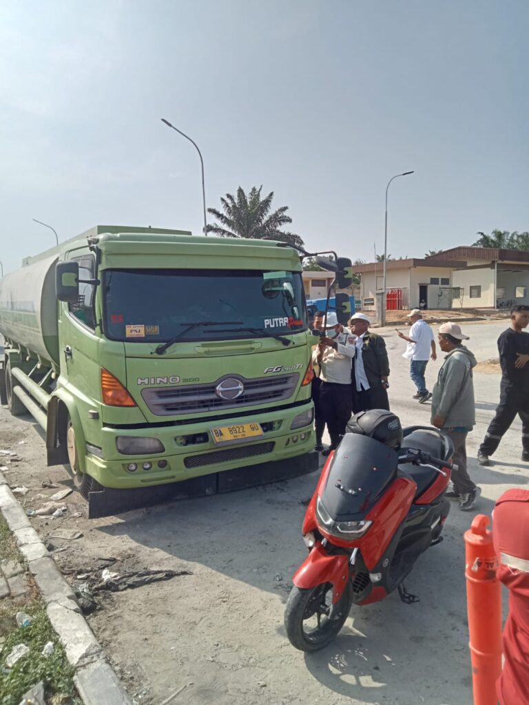 Supir Truck Tangki Ditemukan Meninggal di Depan PT Sheel Oil Sei Mangkei