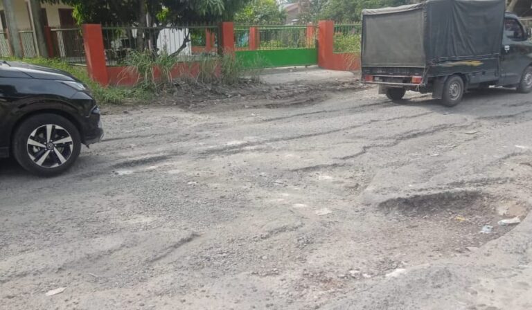 Jalan Batu Enam Marihat Bandar Rusak, Warga dan Pemuda Pancasila Akan Blokir Total
