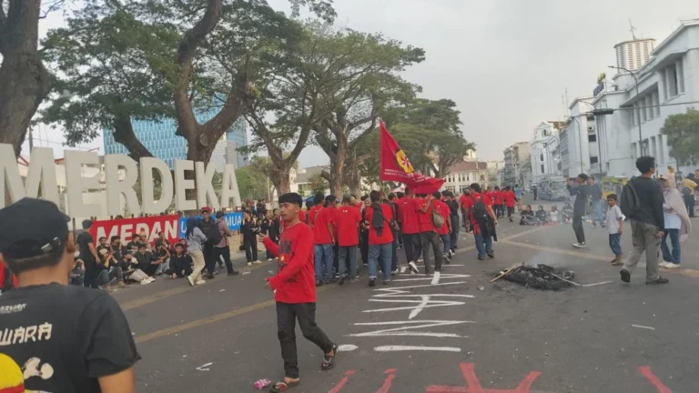 Sejumlah Buruh Aksi May Day Bakar Ban di Medan