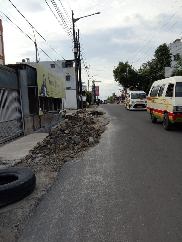 Tumpukkan Tanah dan Batuan Jalan Sudirman Ganggu Pengguna Jalan