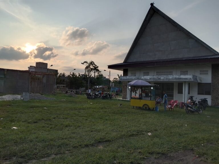 Bangunan KMP Diperdagangan I Rusak Estetika Lapangan dan Gedung BKM