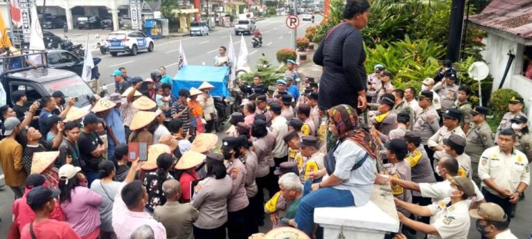 Hari Tani ke 66, Sepasi Gelar Aksi Masak Di Kantor Walikota